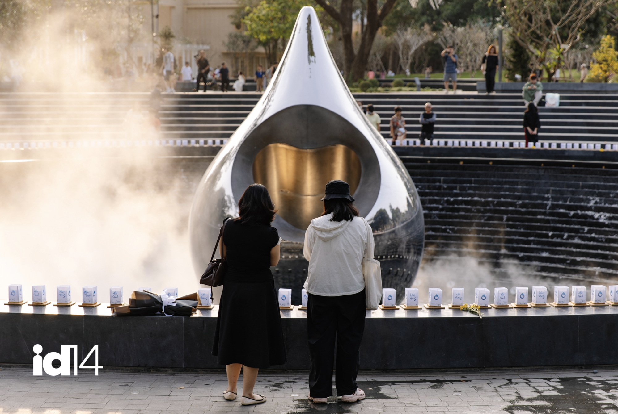 Nghẹn l&ograve;ng lẵng hoa &ldquo;mừng ng&agrave;y cưới ba mẹ&rdquo; đặt ở C&ocirc;ng vi&ecirc;n số 1 L&yacute; Th&aacute;i Tổ: Covid năm ấy đ&atilde; lấy đi nhiều thứ qu&aacute;...- Ảnh 2.