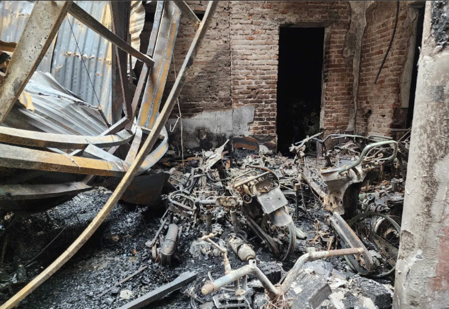 Hai cựu c&aacute;n bộ cảnh s&aacute;t hầu to&agrave; trong vụ ch&aacute;y l&agrave;m chết 15 người- Ảnh 1.