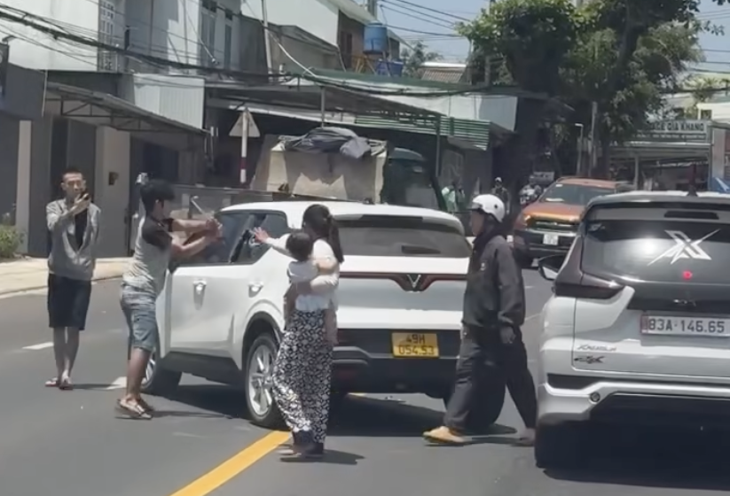 CLIP: Người chồng đập ph&aacute; xe taxi chở vợ giữa phố- Ảnh 1.