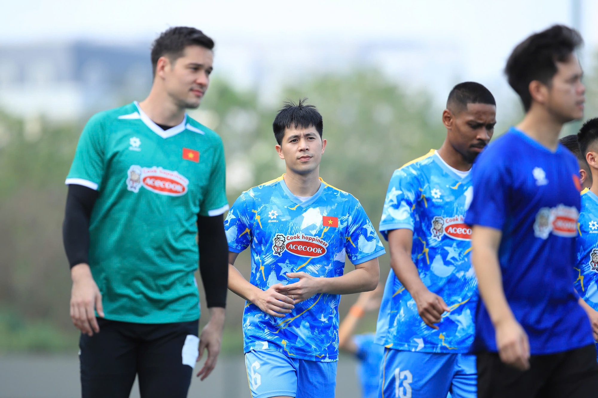 Thủ m&ocirc;n Trung Ki&ecirc;n chạy hớt hải v&igrave; qu&ecirc;n đồ tập nhưng khoảnh khắc n&agrave;o cũng thấy đ&aacute;ng y&ecirc;u- Ảnh 14.