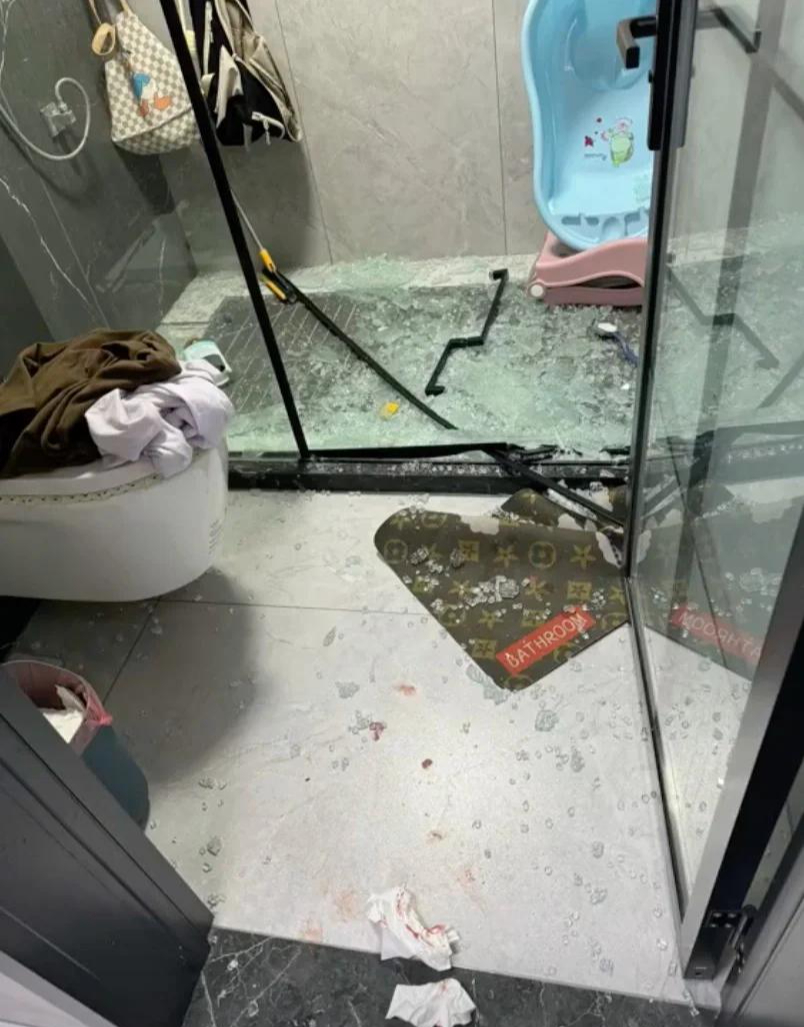 Nhiều gia đ&igrave;nh bắt đầu bỏ chi tiết n&agrave;y trong ph&ograve;ng tắm: Sau khi d&ugrave;ng thử, họ nhận ra tiết kiệm được cả tiền lẫn diện t&iacute;ch- Ảnh 4.