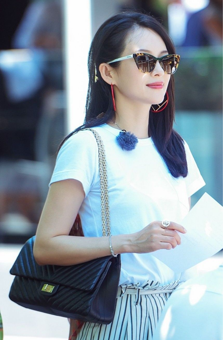 "Chị đại" Chương Tử Di: U50 vẫn mặc đẹp đỉnh cao, g&aacute;i trẻ học theo ầm ầm- Ảnh 7.