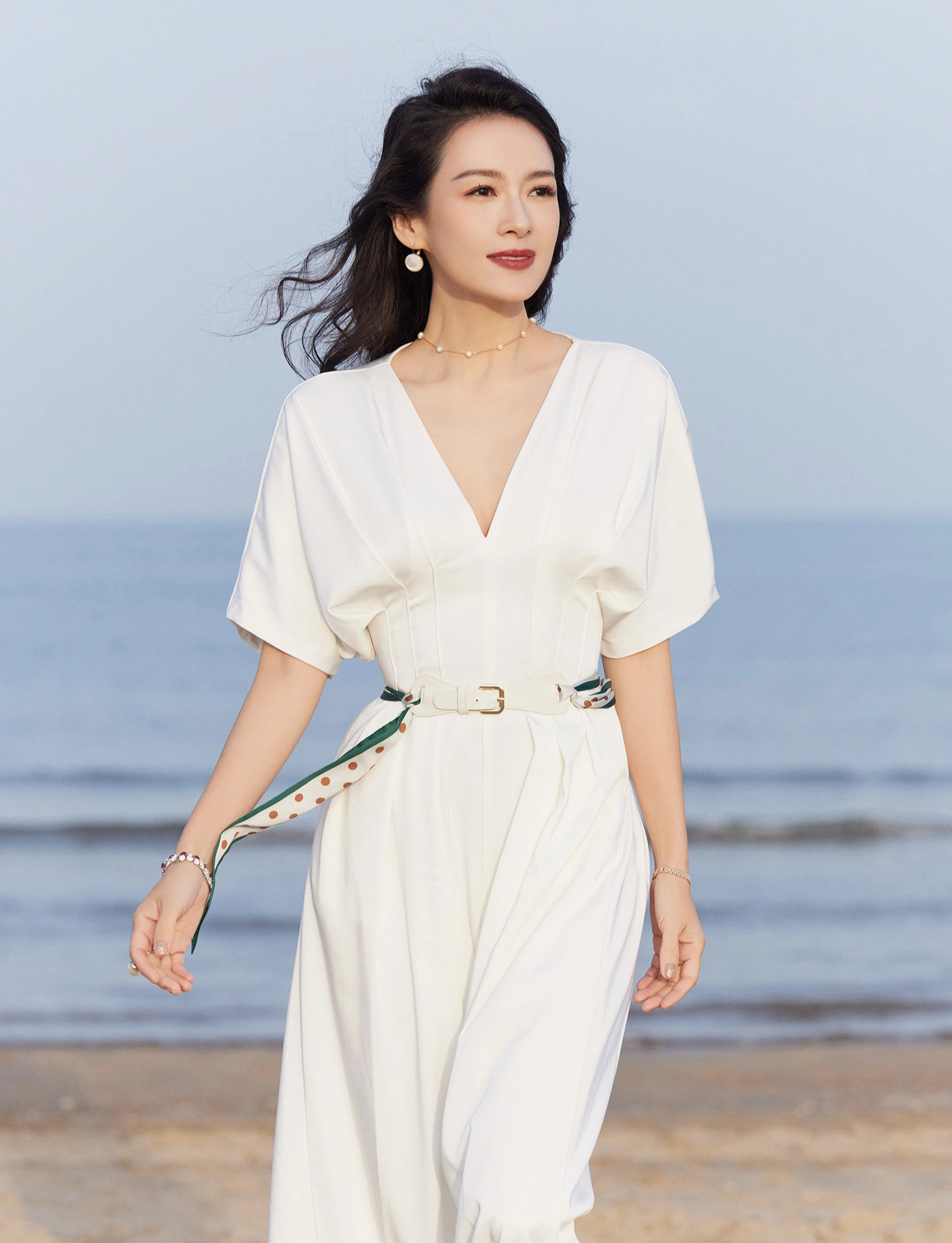 "Chị đại" Chương Tử Di: U50 vẫn mặc đẹp đỉnh cao, g&aacute;i trẻ học theo ầm ầm- Ảnh 11.