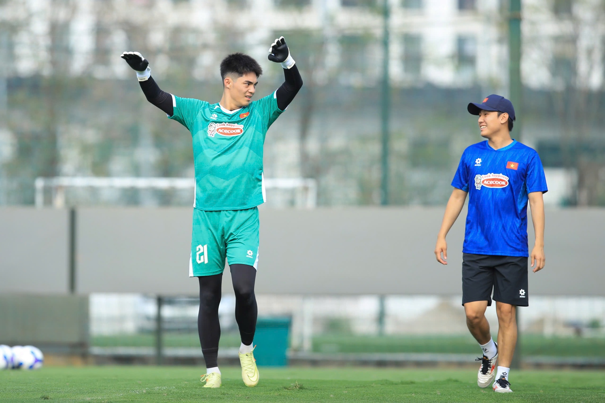 Thủ m&ocirc;n Trung Ki&ecirc;n chạy hớt hải v&igrave; qu&ecirc;n đồ tập nhưng khoảnh khắc n&agrave;o cũng thấy đ&aacute;ng y&ecirc;u- Ảnh 8.