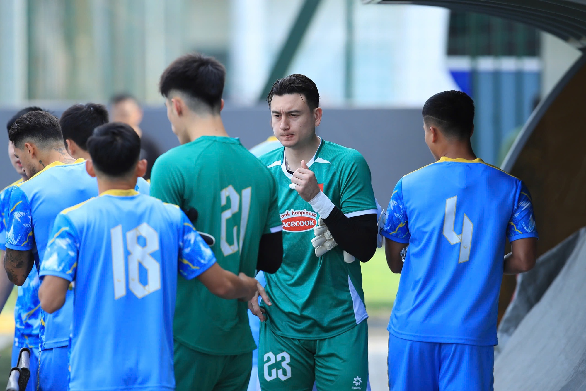 Thủ m&ocirc;n Trung Ki&ecirc;n chạy hớt hải v&igrave; qu&ecirc;n đồ tập nhưng khoảnh khắc n&agrave;o cũng thấy đ&aacute;ng y&ecirc;u- Ảnh 11.