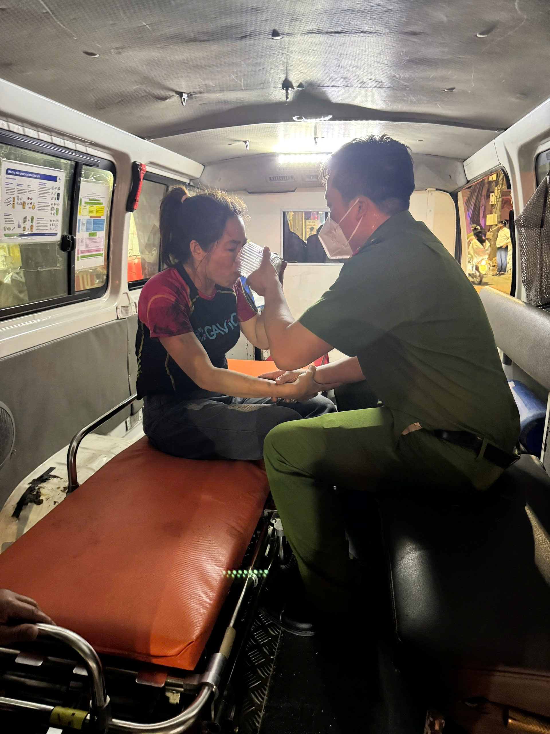 Lời kể của 3 người h&ugrave;ng ph&aacute; m&aacute;i t&ocirc;n ng&ocirc;i nh&agrave; 6 tầng lao v&agrave;o cứu 7 người trong biển lửa- Ảnh 2.