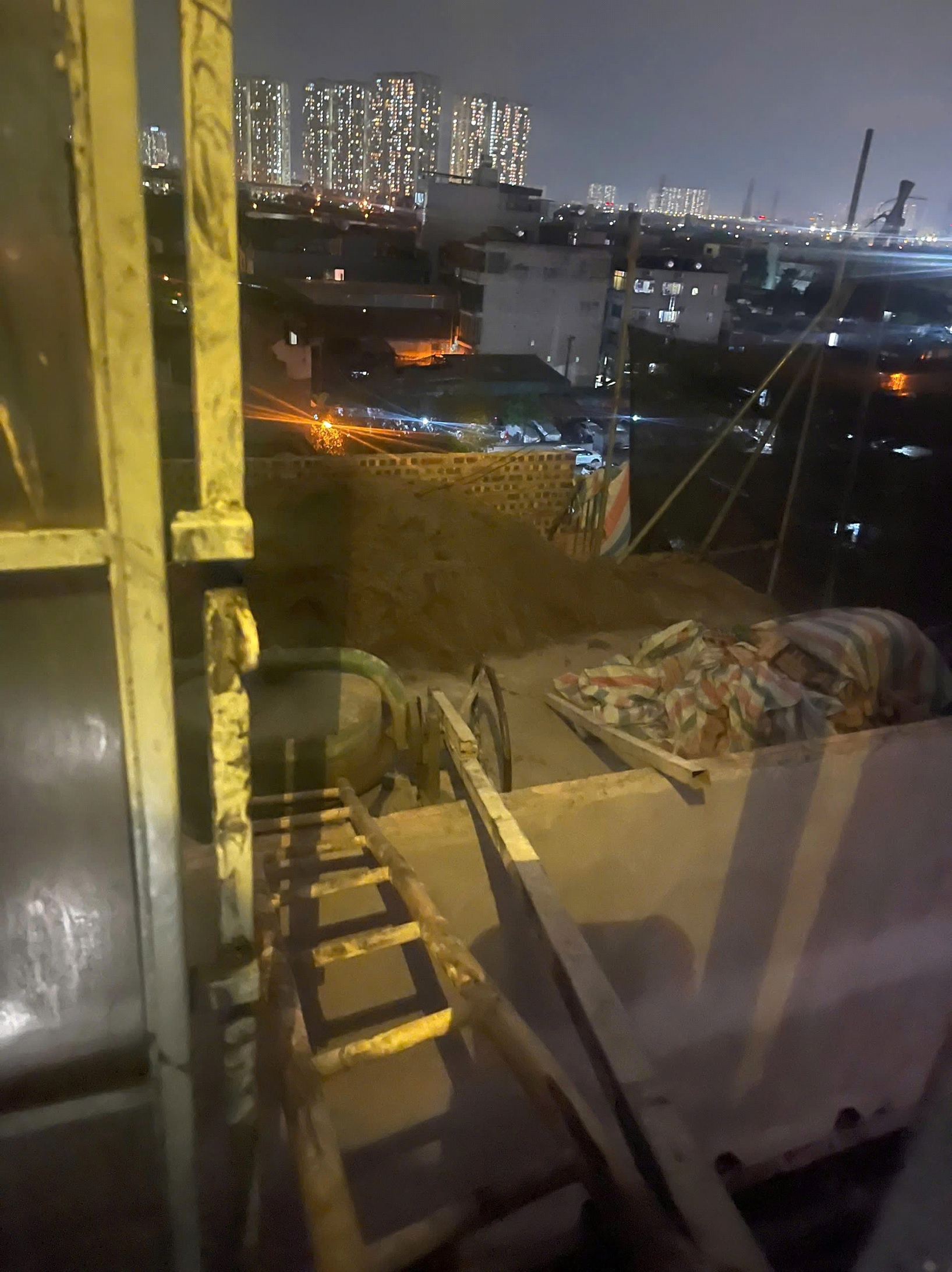 Lời kể của 3 người h&ugrave;ng ph&aacute; m&aacute;i t&ocirc;n ng&ocirc;i nh&agrave; 6 tầng lao v&agrave;o cứu 7 người trong biển lửa- Ảnh 3.