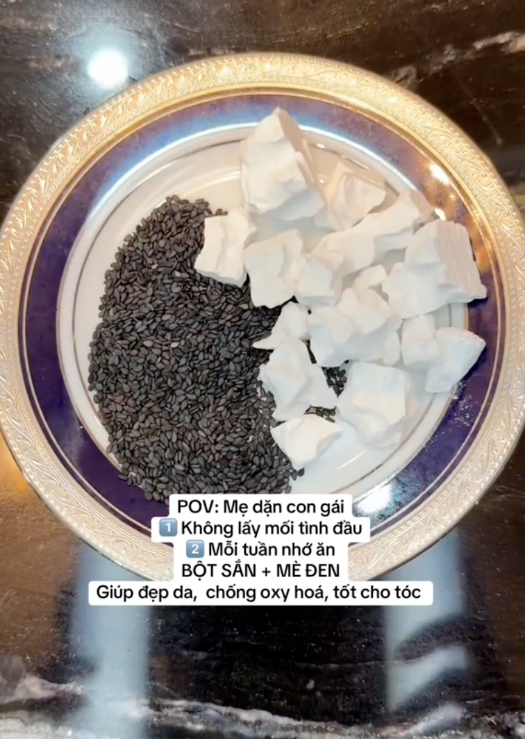 Mẹ U60 dạy con g&aacute;i dưỡng t&oacute;c đen mượt, kh&ocirc;ng sợi bạc: Từ cốc nước "m&agrave;u đen" uống mỗi tuần, đến c&aacute;ch ủ t&oacute;c hiệu quả ngay lần đầu- Ảnh 4.