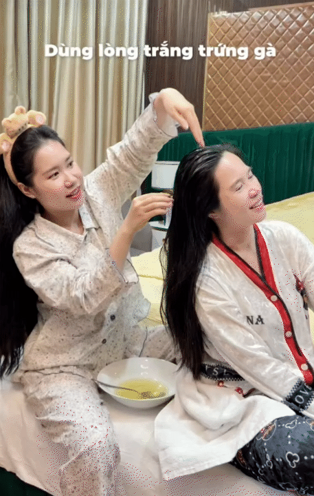 Mẹ U60 dạy con g&aacute;i dưỡng t&oacute;c đen mượt, kh&ocirc;ng sợi bạc: Từ cốc nước "m&agrave;u đen" uống mỗi tuần, đến c&aacute;ch ủ t&oacute;c hiệu quả ngay lần đầu- Ảnh 9.