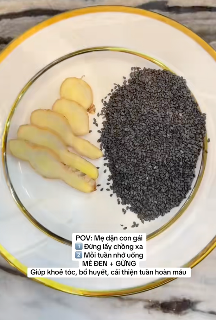 Mẹ U60 dạy con g&aacute;i dưỡng t&oacute;c đen mượt, kh&ocirc;ng sợi bạc: Từ cốc nước "m&agrave;u đen" uống mỗi tuần, đến c&aacute;ch ủ t&oacute;c hiệu quả ngay lần đầu- Ảnh 6.