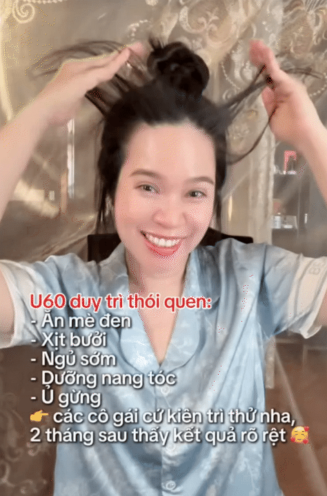 Mẹ U60 dạy con g&aacute;i dưỡng t&oacute;c đen mượt, kh&ocirc;ng sợi bạc: Từ cốc nước "m&agrave;u đen" uống mỗi tuần, đến c&aacute;ch ủ t&oacute;c hiệu quả ngay lần đầu- Ảnh 2.