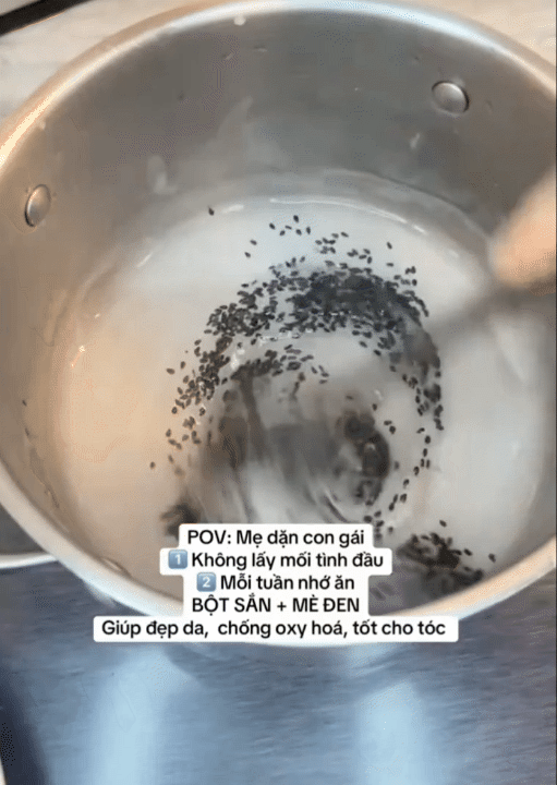 Mẹ U60 dạy con g&aacute;i dưỡng t&oacute;c đen mượt, kh&ocirc;ng sợi bạc: Từ cốc nước "m&agrave;u đen" uống mỗi tuần, đến c&aacute;ch ủ t&oacute;c hiệu quả ngay lần đầu- Ảnh 5.