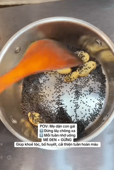 Mẹ U60 dạy con g&aacute;i dưỡng t&oacute;c đen mượt, kh&ocirc;ng sợi bạc: Từ cốc nước "m&agrave;u đen" uống mỗi tuần, đến c&aacute;ch ủ t&oacute;c hiệu quả ngay lần đầu- Ảnh 7.