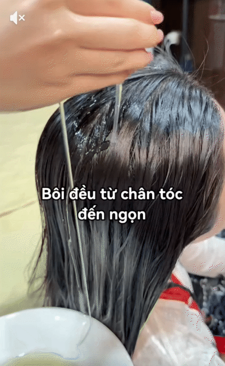 Mẹ U60 dạy con g&aacute;i dưỡng t&oacute;c đen mượt, kh&ocirc;ng sợi bạc: Từ cốc nước "m&agrave;u đen" uống mỗi tuần, đến c&aacute;ch ủ t&oacute;c hiệu quả ngay lần đầu- Ảnh 11.