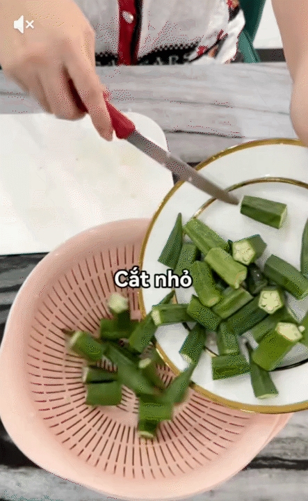 Mẹ U60 dạy con g&aacute;i dưỡng t&oacute;c đen mượt, kh&ocirc;ng sợi bạc: Từ cốc nước "m&agrave;u đen" uống mỗi tuần, đến c&aacute;ch ủ t&oacute;c hiệu quả ngay lần đầu- Ảnh 10.