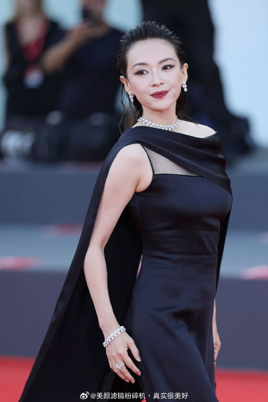 "Chị đại" Chương Tử Di: U50 vẫn mặc đẹp đỉnh cao, g&aacute;i trẻ học theo ầm ầm- Ảnh 3.