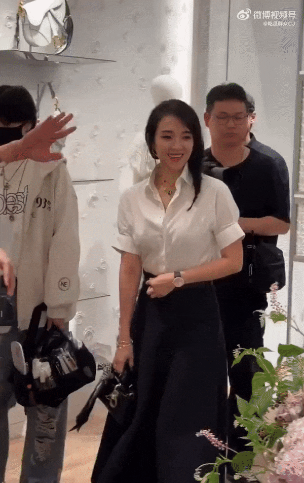 "Chị đại" Chương Tử Di: U50 vẫn mặc đẹp đỉnh cao, g&aacute;i trẻ học theo ầm ầm- Ảnh 12.