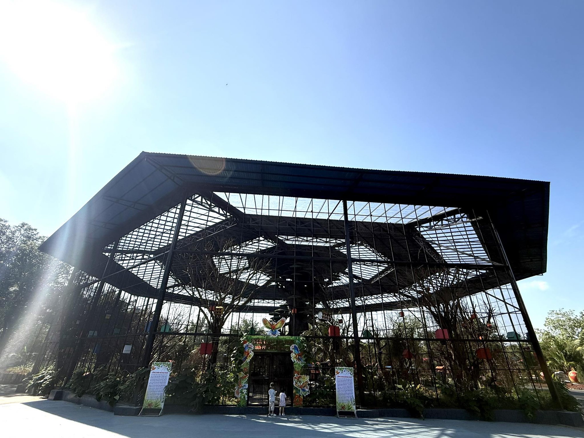 Khu du lịch Đại Nam của vợ chồng b&agrave; Nguyễn Phương Hằng từng g&acirc;y ch&uacute; &yacute; với c&ocirc;ng tr&igrave;nh quy tụ 800 c&aacute; thể qu&yacute; hiếm với m&ocirc; h&igrave;nh 