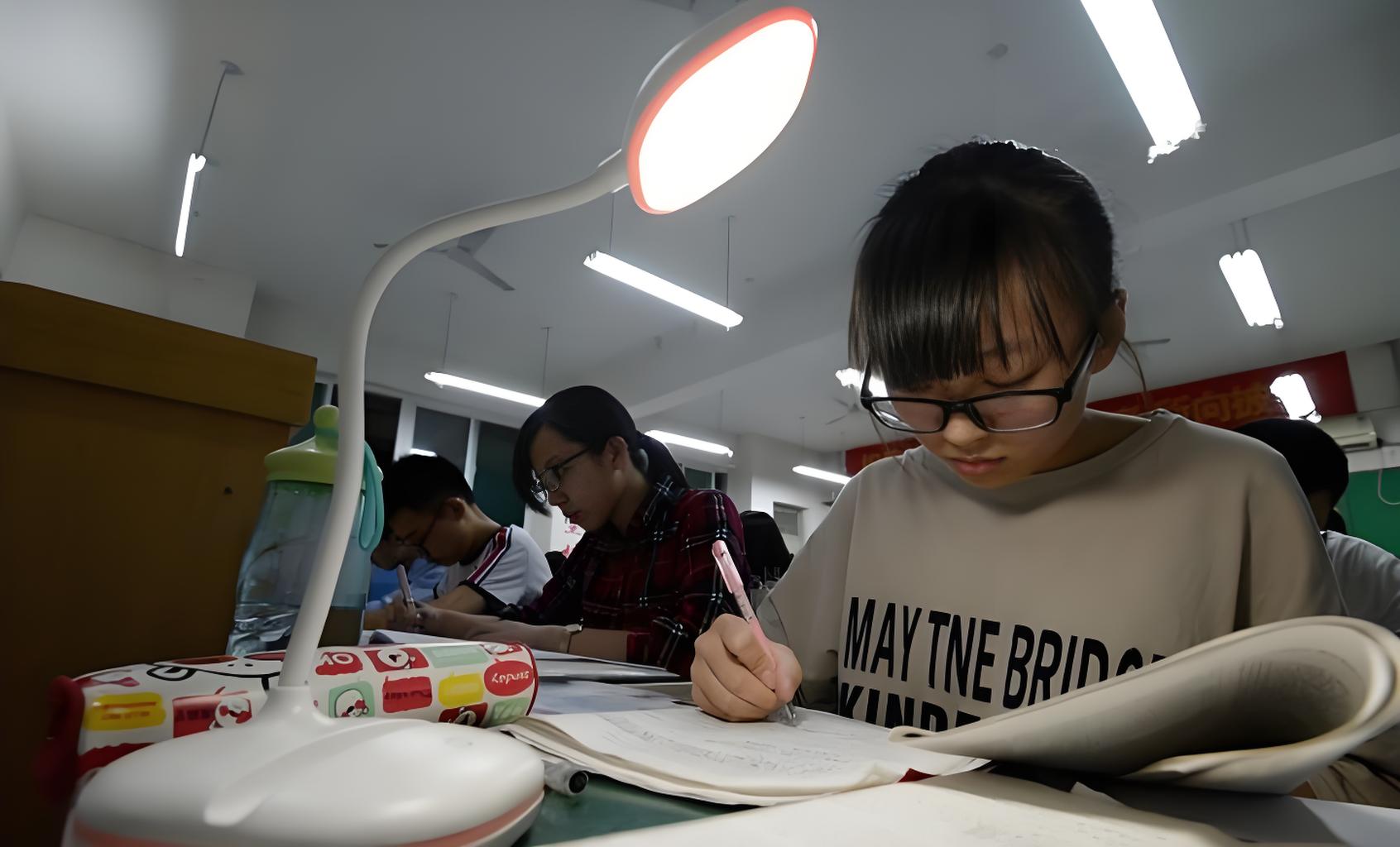 Bức ảnh "vừa đạp xe vừa học" g&acirc;y sốt: Nhịp sống &aacute;p lực của sinh vi&ecirc;n ĐH top 1!- Ảnh 2.