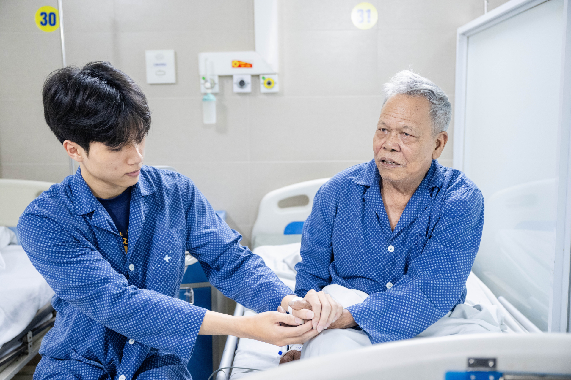 T&igrave;m gặp nam sinh ĐH B&aacute;ch khoa H&agrave; Nội cứu người trong vụ ch&aacute;y tại Lĩnh Nam: Kh&ocirc;ng d&aacute;m nhận "người h&ugrave;ng", c&agrave;ng chưa d&aacute;m kể chuyện với bố mẹ- Ảnh 4.