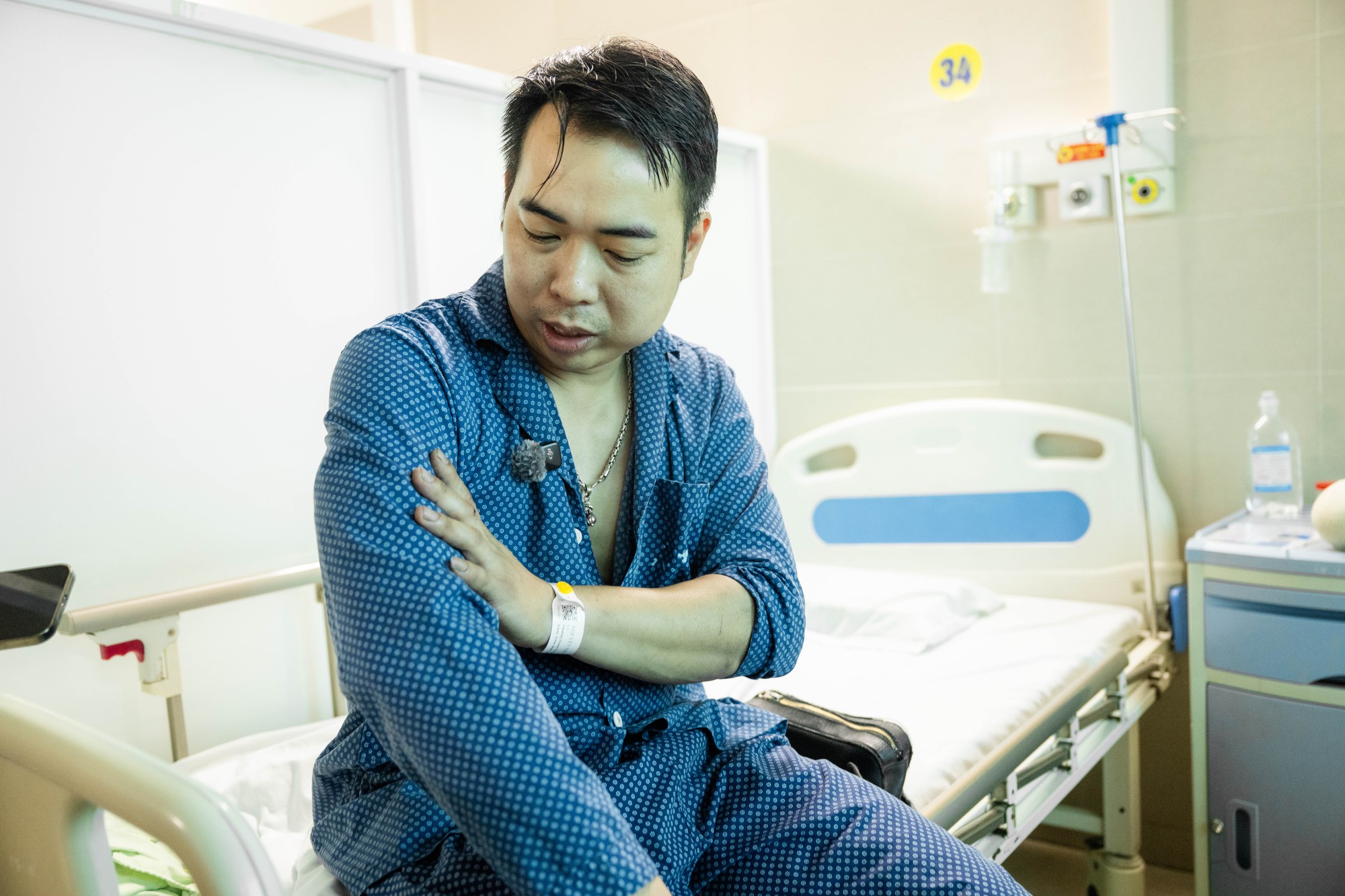 Ch&agrave;ng rể bị bỏng vẫn tr&egrave;o l&ecirc;n tầng 7, d&ugrave;ng b&uacute;a tạ đập m&aacute;i nh&agrave; cứu gia đ&igrave;nh vợ trong đ&aacute;m ch&aacute;y tại Lĩnh Nam- Ảnh 1.