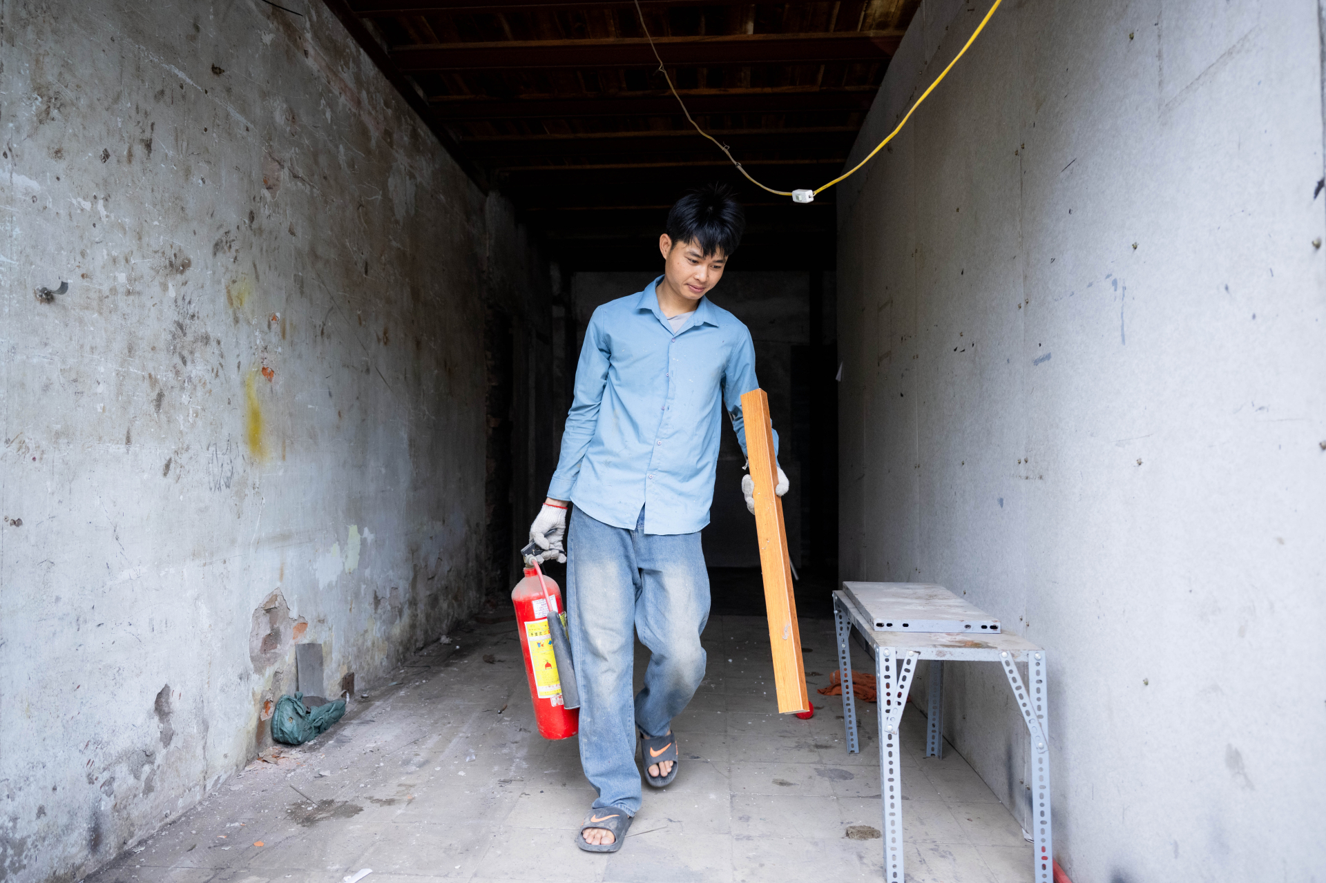 Danh t&iacute;nh người đ&agrave;n &ocirc;ng ph&aacute; m&aacute;i t&ocirc;n cứu người trong đ&aacute;m ch&aacute;y rồi &acirc;m thầm rời đi: &ldquo;&Ocirc;ng trời c&oacute; mắt hết. M&igrave;nh gi&uacute;p được g&igrave; th&igrave; gi&uacute;p th&ocirc;i&rdquo;- Ảnh 6.