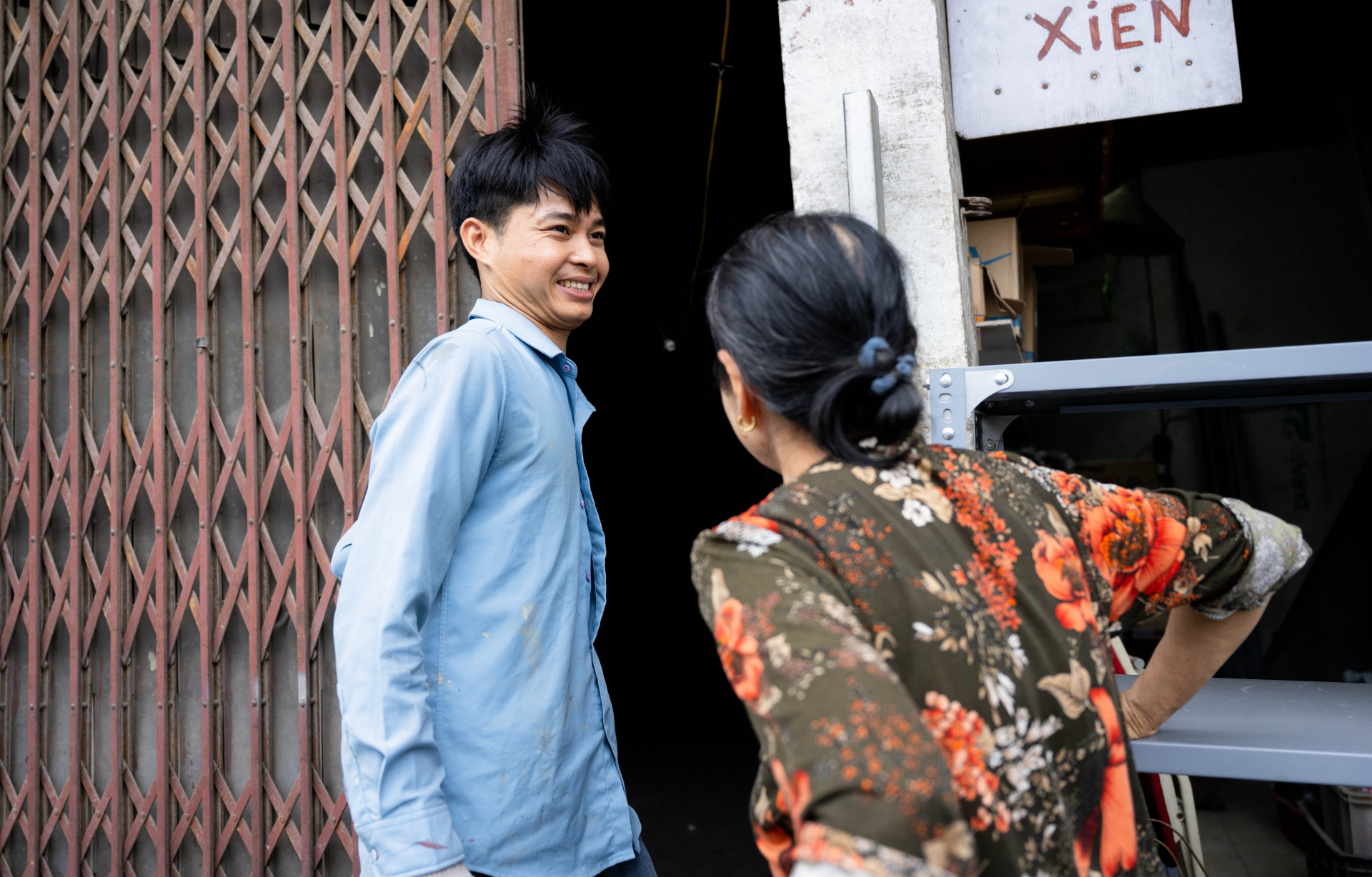 Danh t&iacute;nh người đ&agrave;n &ocirc;ng ph&aacute; m&aacute;i t&ocirc;n cứu người trong đ&aacute;m ch&aacute;y rồi &acirc;m thầm rời đi: &ldquo;&Ocirc;ng trời c&oacute; mắt hết. M&igrave;nh gi&uacute;p được g&igrave; th&igrave; gi&uacute;p th&ocirc;i&rdquo;- Ảnh 4.