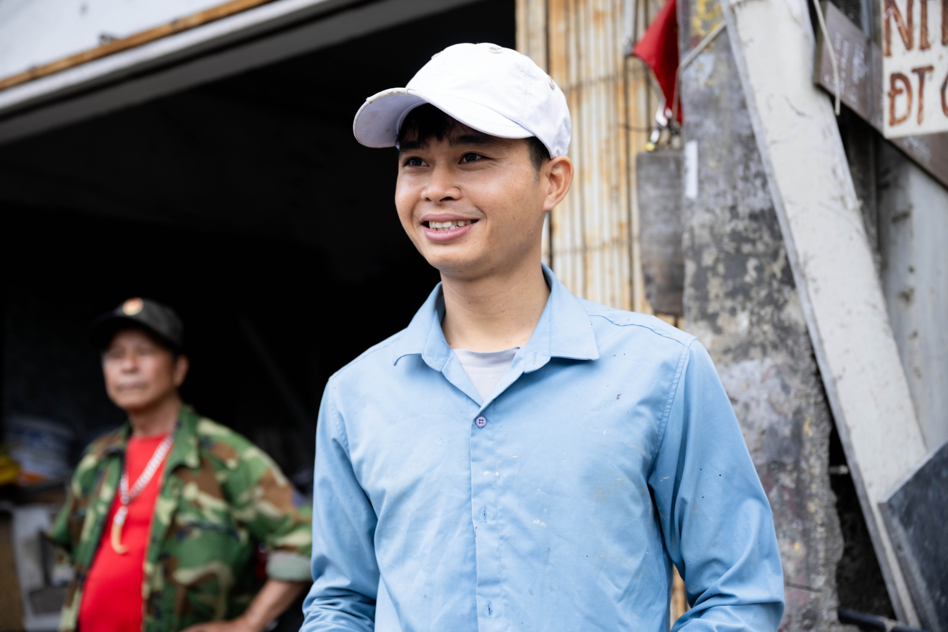 Danh t&iacute;nh người đ&agrave;n &ocirc;ng ph&aacute; m&aacute;i t&ocirc;n cứu người trong đ&aacute;m ch&aacute;y rồi &acirc;m thầm rời đi: &ldquo;&Ocirc;ng trời c&oacute; mắt hết. M&igrave;nh gi&uacute;p được g&igrave; th&igrave; gi&uacute;p th&ocirc;i&rdquo;- Ảnh 3.