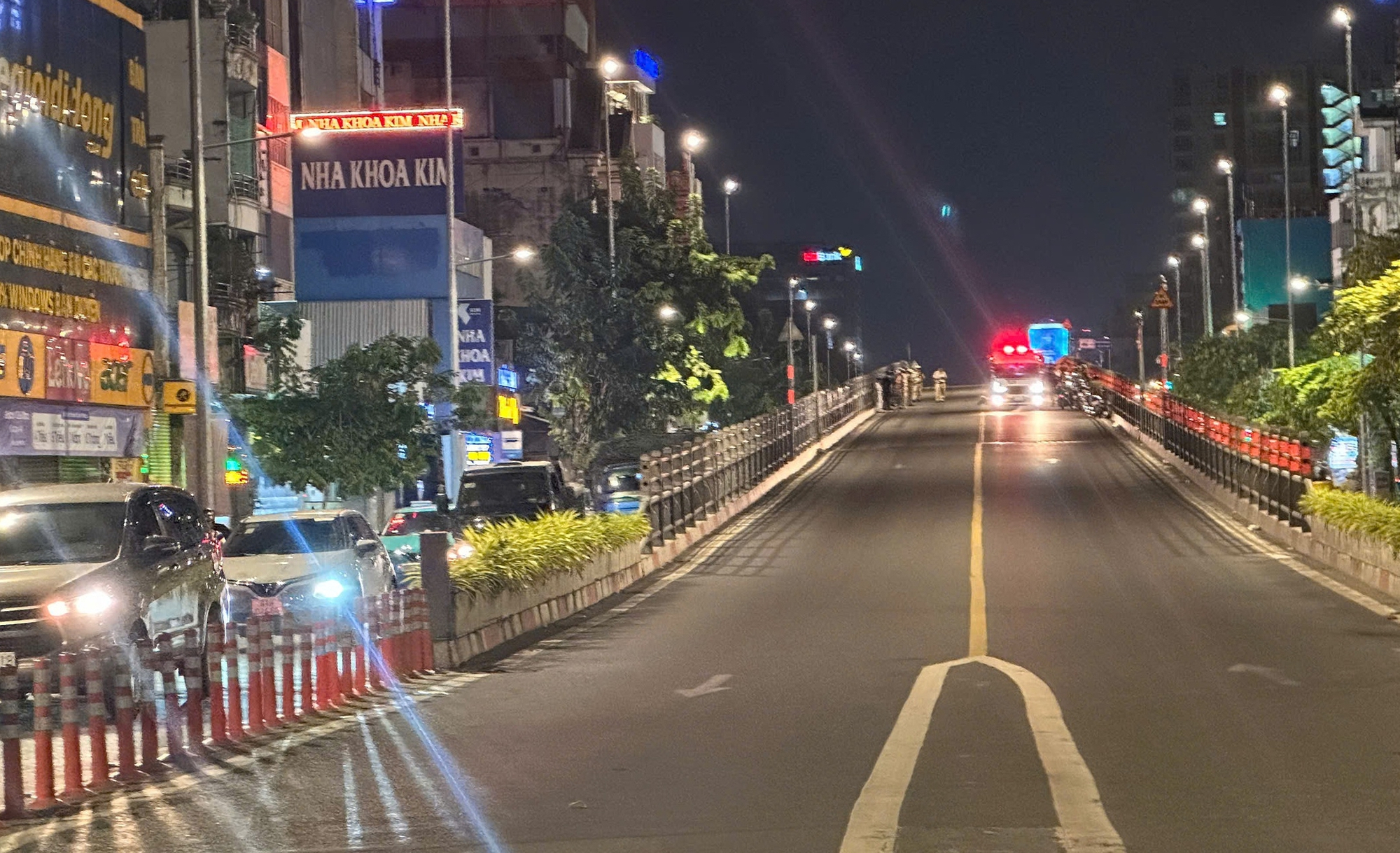 Tai nạn nghi&ecirc;m trọng tr&ecirc;n cầu vượt Ho&agrave;ng Hoa Th&aacute;m- Ảnh 1.