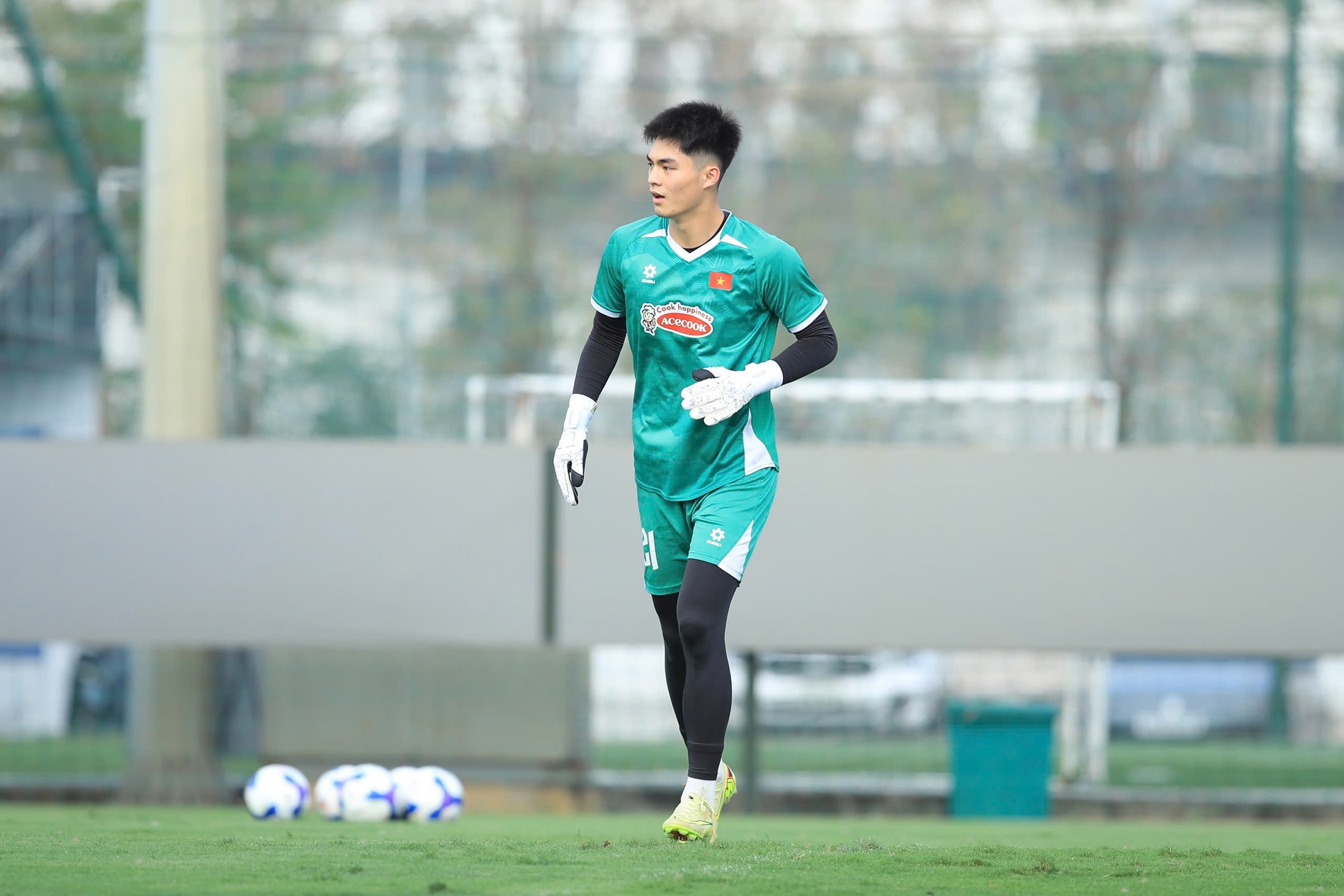 Thủ m&ocirc;n Trung Ki&ecirc;n chạy hớt hải v&igrave; qu&ecirc;n đồ tập nhưng khoảnh khắc n&agrave;o cũng thấy đ&aacute;ng y&ecirc;u- Ảnh 7.