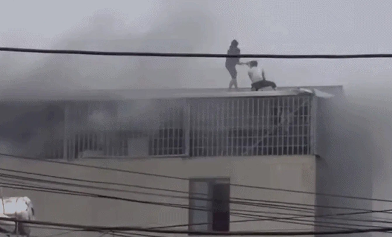 Người đ&agrave;n &ocirc;ng kể gi&acirc;y ph&uacute;t bắc thang cứu 7 người trong vụ ch&aacute;y ở H&agrave; Nội: "Rất nguy hiểm nhưng t&ocirc;i nghĩ phải cố gắng hết sức"- Ảnh 2.