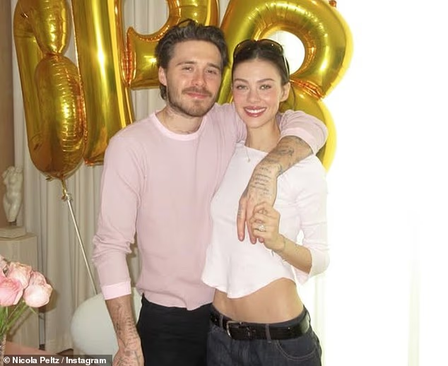 Cậu cả nh&agrave; Beckham lạnh nhạt với bố mẹ đẻ, nhưng "nịnh vợ" th&igrave; kh&ocirc;ng ai bằng- Ảnh 1.