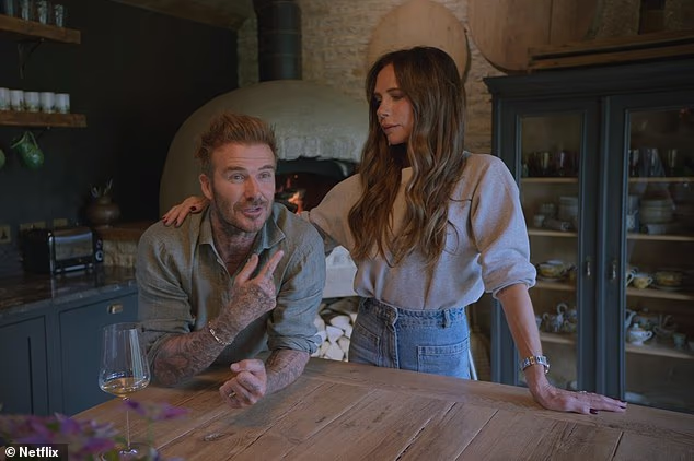 Cậu cả nh&agrave; Beckham lạnh nhạt với bố mẹ đẻ, nhưng "nịnh vợ" th&igrave; kh&ocirc;ng ai bằng- Ảnh 3.