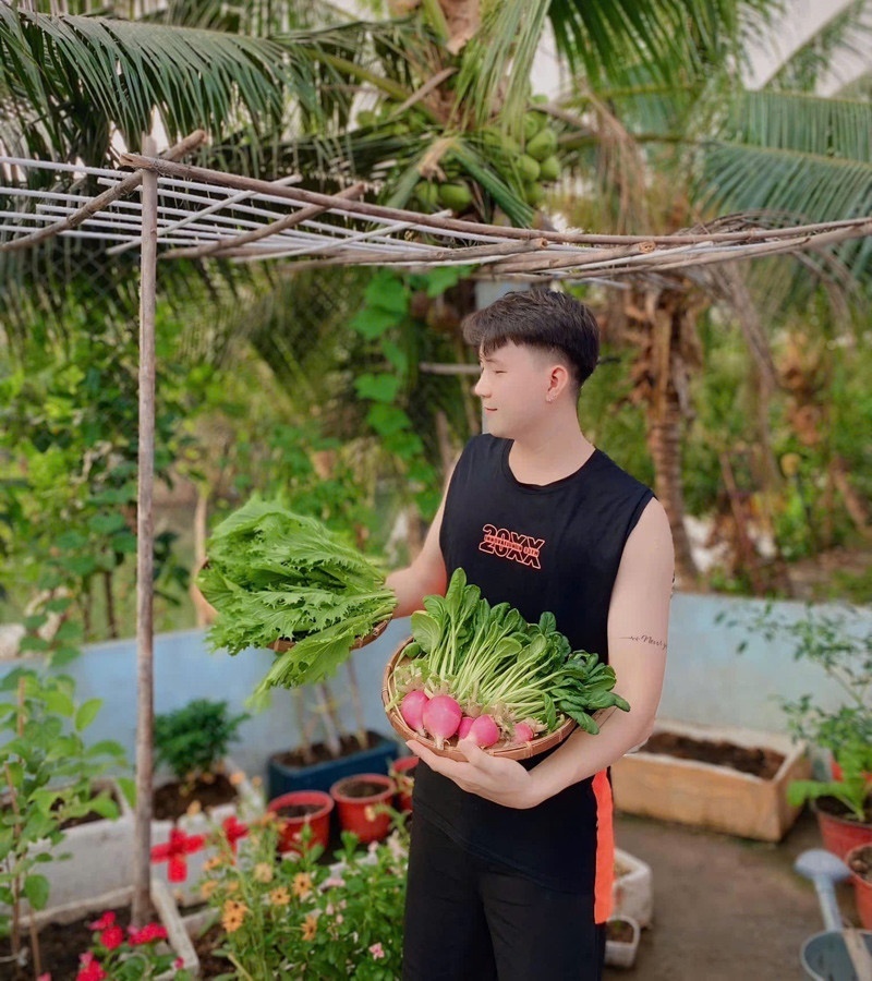 Ngỡ ng&agrave;ng nam c&ocirc;ng nh&acirc;n biến khoảng s&acirc;n trọ 3m2 th&agrave;nh vườn rau quả "l&uacute;c lỉu"- Ảnh 2.