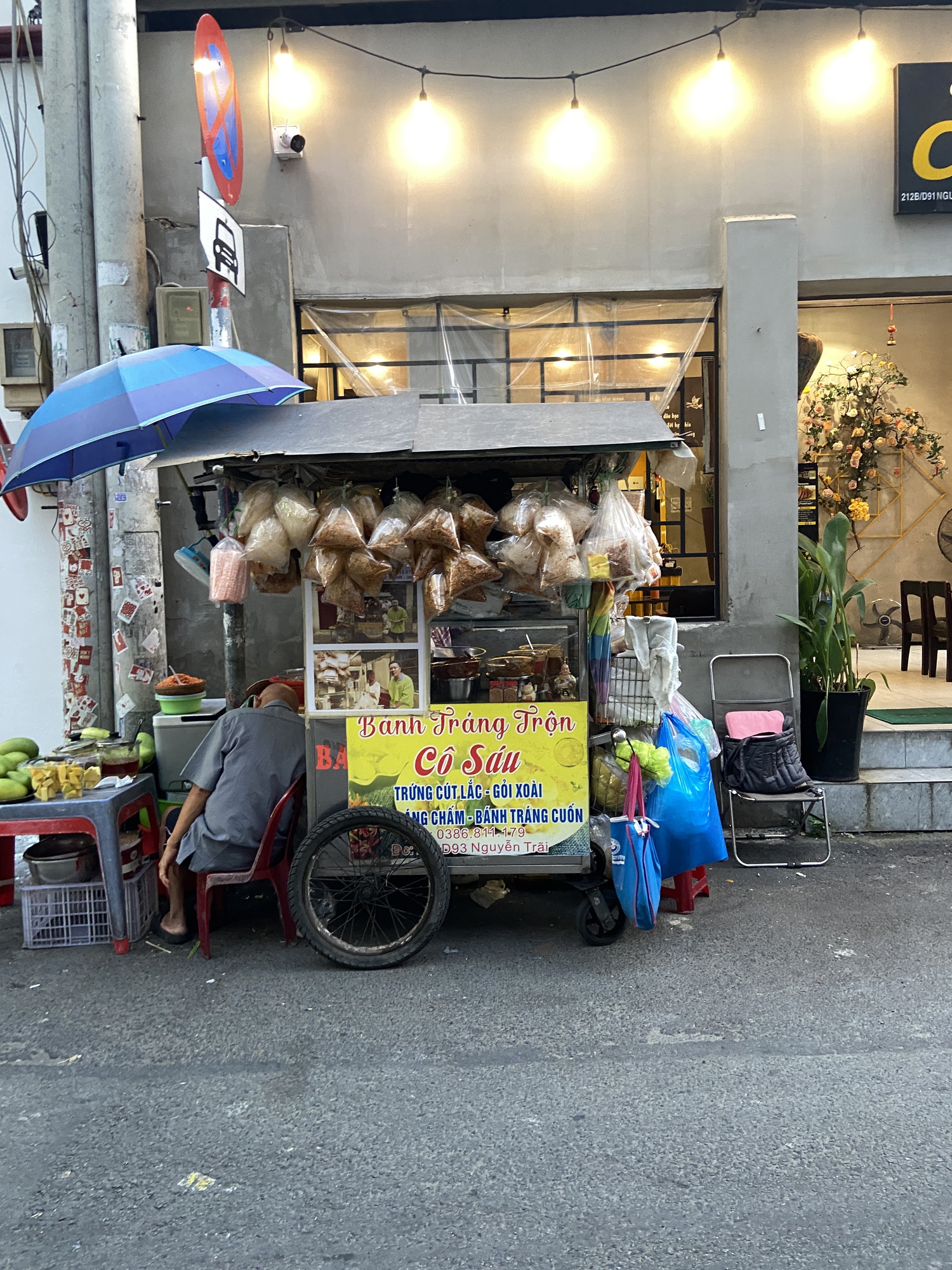 Xe b&aacute;nh tr&aacute;ng được Trấn Th&agrave;nh review bị tố tăng gi&aacute; đột ngột, chủ đ&aacute;p trả: "B&agrave; đ&acirc;u c&oacute; &eacute;p!&rdquo;- Ảnh 1.