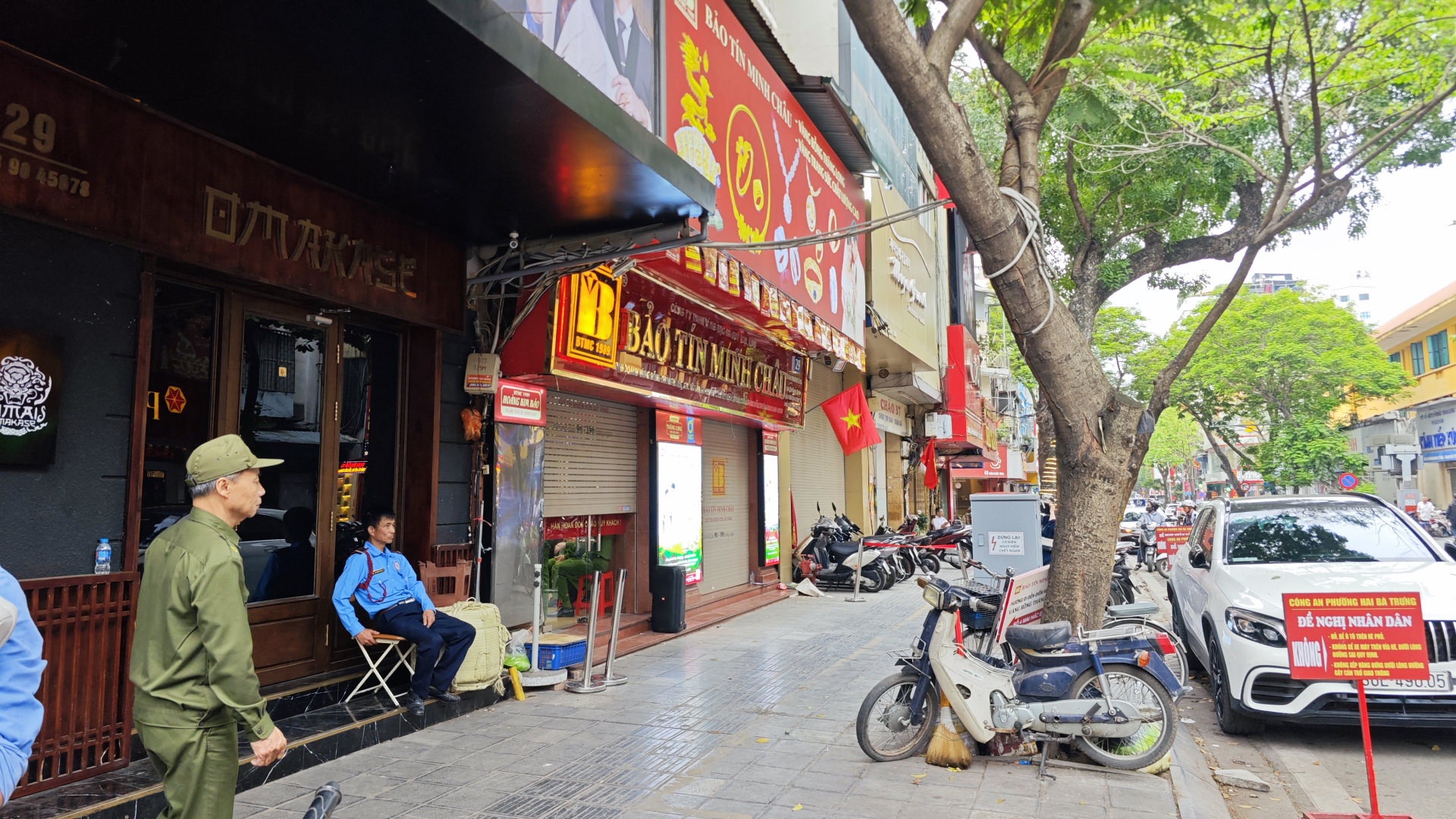 Cận cảnh cửa h&agrave;ng Bảo T&iacute;n Minh Ch&acirc;u v&agrave;o l&uacute;c n&agrave;y: Nhiều cảnh s&aacute;t xuất hiện, h&agrave;ng loạt th&ugrave;ng carton được thu giữ- Ảnh 2.