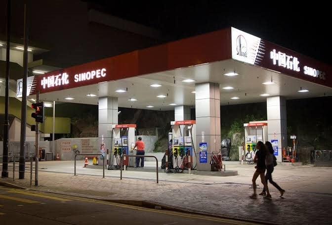 C&aacute;ch Việt Nam kh&ocirc;ng xa, nơi n&agrave;y đang b&aacute;n xăng 115.000 đồng/l&iacute;t- Ảnh 1.