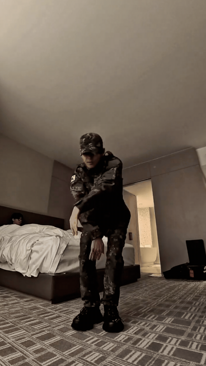 Kh&ocirc;ng thể nhận ra đ&acirc;u l&agrave; Jung Kook, đ&acirc;u l&agrave; mỹ nam đẹp nhất thế giới: Chỉ 24 gi&acirc;y m&agrave; cả c&otilde;i mạng ph&aacute;t sốt!- Ảnh 2.