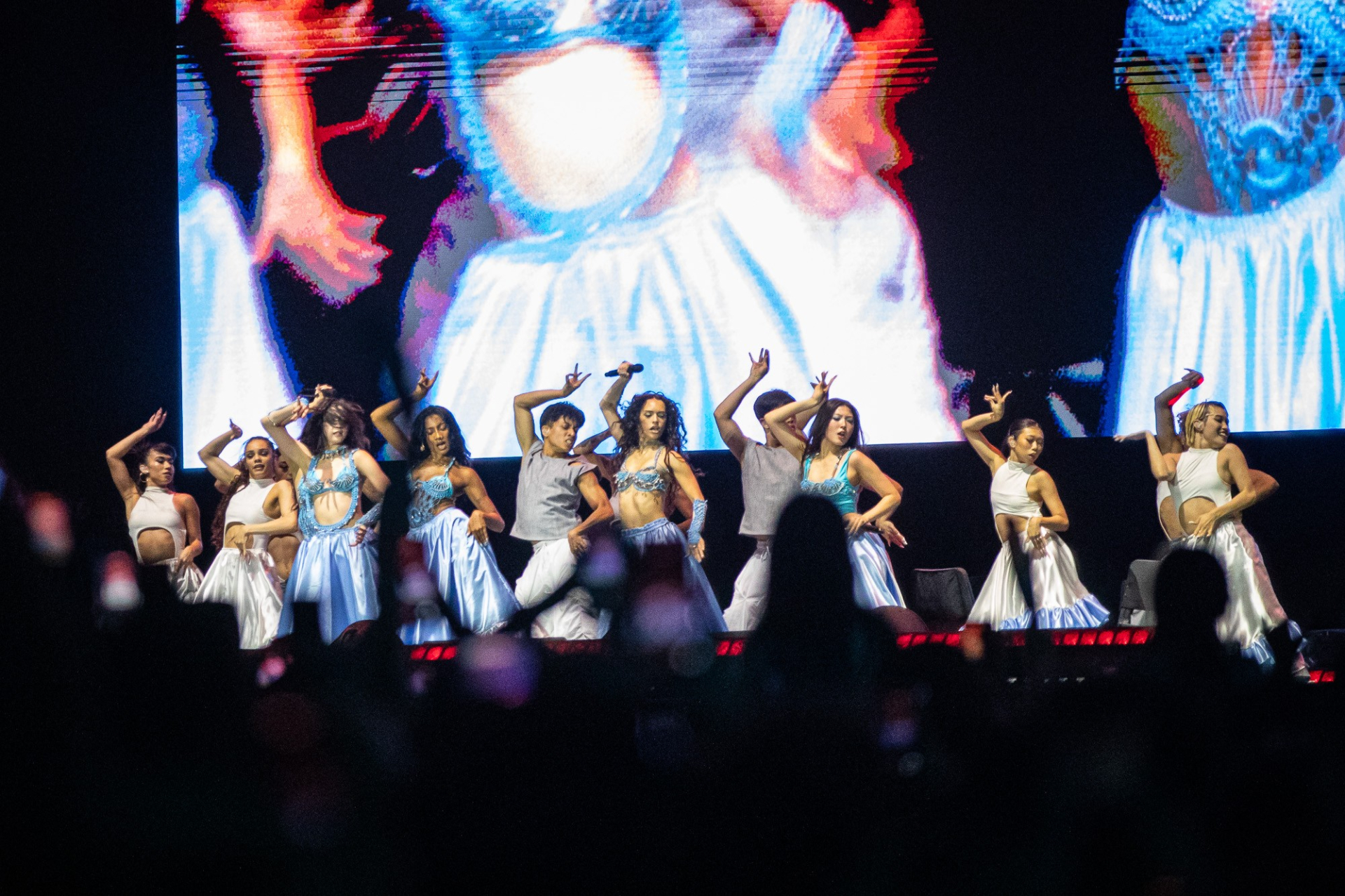 T&igrave;m đỏ mắt cả showbiz kh&ocirc;ng ai d&aacute;m nhảy như nh&oacute;m mỹ nh&acirc;n n&agrave;y, vũ đạo 18+ th&aacute;ch thức người xem- Ảnh 2.