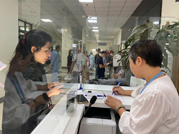 Nữ c&aacute;n bộ ung thư phổi 10 năm miệt m&agrave;i 'gi&agrave;nh' sự sống cho bệnh nh&acirc;n ngh&egrave;o- Ảnh 1.