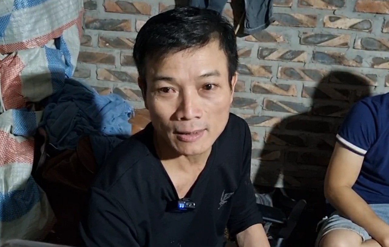 Người đ&agrave;n &ocirc;ng kể gi&acirc;y ph&uacute;t bắc thang cứu 7 người trong vụ ch&aacute;y ở H&agrave; Nội: "Rất nguy hiểm nhưng t&ocirc;i nghĩ phải cố gắng hết sức"- Ảnh 1.