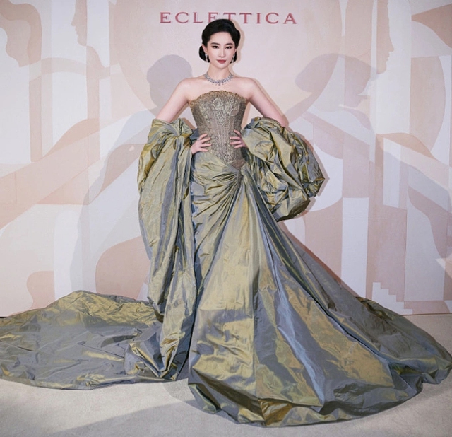 Lưu Diệc Phi eo thắt cơ thể vẫn đầy đặn khiến hội chị em "đứng ngồi kh&ocirc;ng y&ecirc;n": Bữa tối giảm c&acirc;n l&agrave; m&oacute;n luộc ngon b&ugrave;i người Việt chẳng lạ- Ảnh 1.