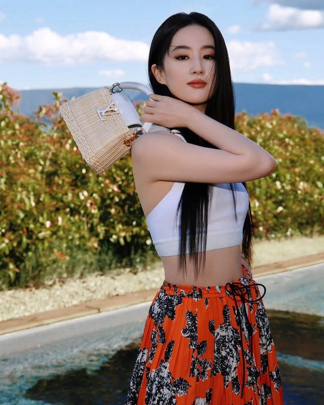 Lưu Diệc Phi eo thắt cơ thể vẫn đầy đặn khiến hội chị em "đứng ngồi kh&ocirc;ng y&ecirc;n": Bữa tối giảm c&acirc;n l&agrave; m&oacute;n luộc ngon b&ugrave;i người Việt chẳng lạ- Ảnh 8.