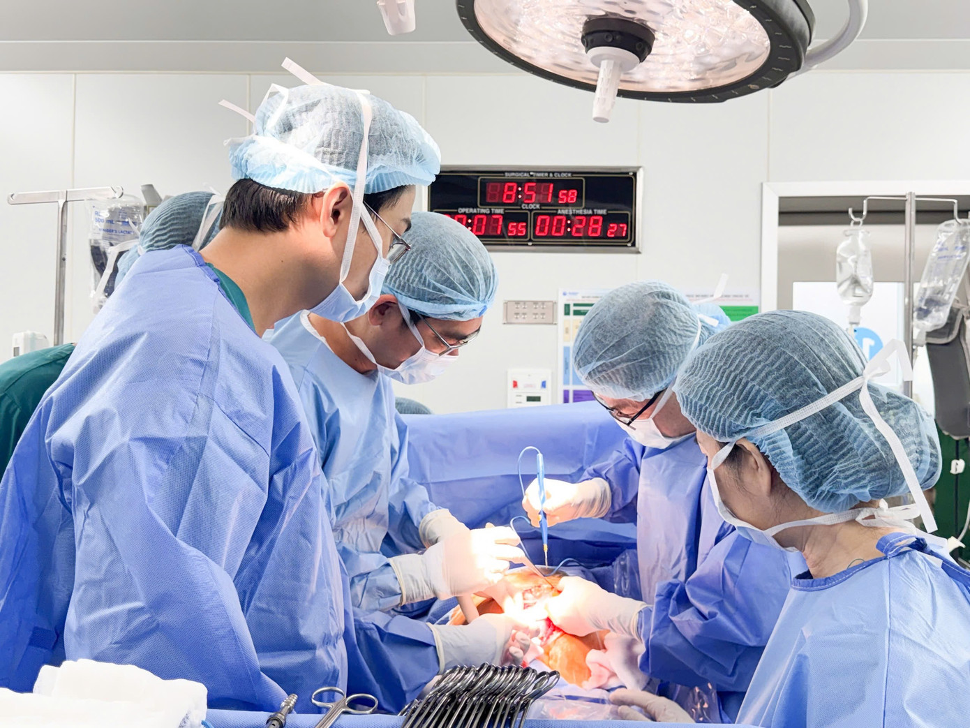 Hai bệnh viện đầu ng&agrave;nh phối hợp mổ b&oacute;c khối u 12kg, bảo to&agrave;n cơ hội l&agrave;m mẹ cho c&ocirc; g&aacute;i- Ảnh 1.