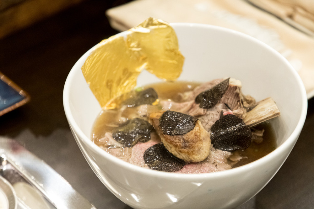 5 nơi b&aacute;n phở đắt nhất Việt Nam: T&ocirc; 4 triệu c&oacute; lu&ocirc;n cả v&agrave;ng r&ograve;ng, b&aacute;t rẻ nhất cũng bay nửa th&aacute;ng lương- Ảnh 1.