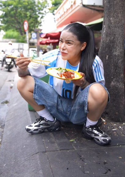 C&ocirc; g&aacute;i Th&aacute;i Lan xăm trổ sau 7 ng&agrave;y nhập cảnh Việt Nam bị "dụ" đi đ&oacute;ng phim Trấn Th&agrave;nh l&agrave; ai?- Ảnh 4.