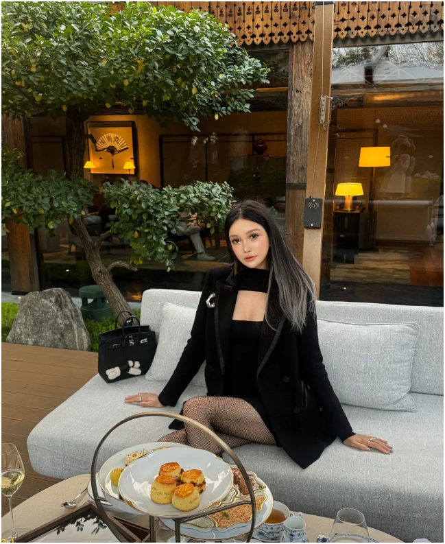 C&ocirc; g&aacute;i cao 1m80 bị &eacute;p dao k&eacute;o từ năm 14 tuổi, hơn 300 lần phẫu thuật: Gương mặt hiện tại thế n&agrave;o?- Ảnh 9.