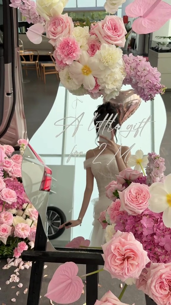 Được bố mẹ tặng &ocirc; t&ocirc; hơn 2 tỷ v&igrave; đạt 2 triệu follower, c&ocirc; g&aacute;i H&agrave; Nội chi th&ecirc;m 14 triệu mua hoa tươi decor lễ nhận xe- Ảnh 5.