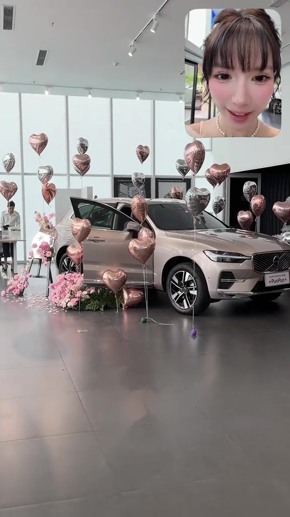 Được bố mẹ tặng &ocirc; t&ocirc; hơn 2 tỷ v&igrave; đạt 2 triệu follower, c&ocirc; g&aacute;i H&agrave; Nội chi th&ecirc;m 14 triệu mua hoa tươi decor lễ nhận xe- Ảnh 2.