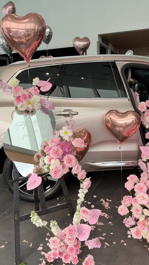 Được bố mẹ tặng &ocirc; t&ocirc; hơn 2 tỷ v&igrave; đạt 2 triệu follower, c&ocirc; g&aacute;i H&agrave; Nội chi th&ecirc;m 14 triệu mua hoa tươi decor lễ nhận xe- Ảnh 4.